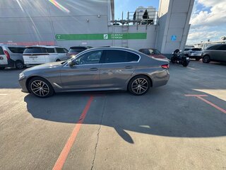 2021 BMW 5 серии 520i VII (G30/G31/G38) Рестайлинг, серый, 3000000 рублей, вид 4