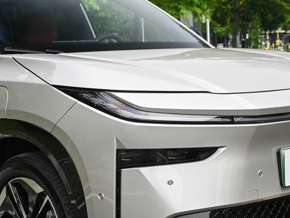 2026 Toyota bZ3X 58.3 kWh, серебристый, 2700000 рублей - вид 35