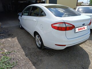 2016 Ford Fiesta Mk6 Рестайлинг, белый, 950000 рублей, вид 4