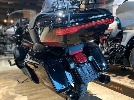 2022 Harley-Davidson CVO Road Glide Limited, пурпурный, 3450000 рублей, вид 4