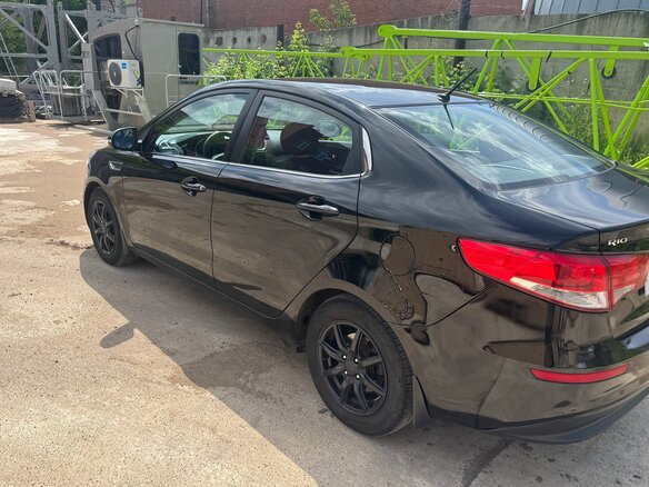2015 Kia Rio III Рестайлинг, чёрный, 620000 рублей - вид 3