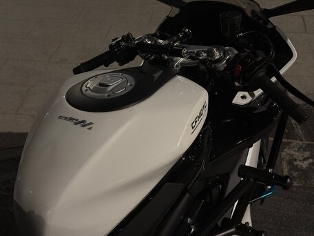 2025 CFMoto 675SR-R, белый, 699999 рублей, вид 5