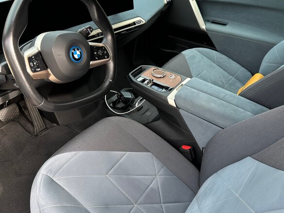2022 BMW iX xDrive40 I (I20), серый, 6300000 рублей - вид 3