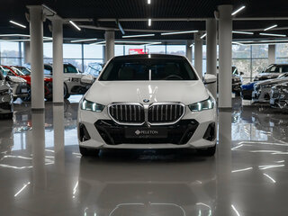 2024 BMW 5 серии 530i xDrive VIII (G60/G61/G68), белый, 7350000 рублей, вид 3