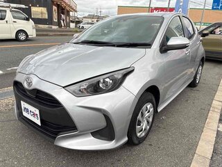 2023 Toyota Yaris IV, серебристый, 1015000 рублей, вид 1