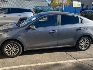 2020 Kia Rio IV Рестайлинг, серый, 1600000 рублей, вид 3