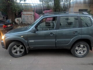 2013 Chevrolet Niva I Рестайлинг, серый, 400000 рублей, вид 3