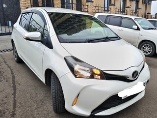 2015 Toyota Vitz III (XP130) Рестайлинг, белый, 700000 рублей, вид 5