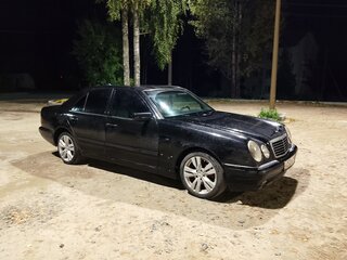1998 Mercedes-Benz E-Класс 240 II (W210, S210), чёрный, 320000 рублей, вид 1