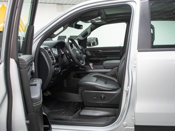 2026 Ram 1500 Crew Cab V Рестайлинг, серебристый, 10199000 рублей - вид 11