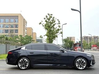 2025 BMW 5 серии Long 530Li xDrive VIII (G60/G61/G68), чёрный, 6949225 рублей, вид 4
