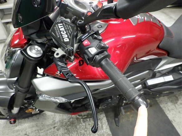 2026 Ducati Diavel V4, красный - вид 12