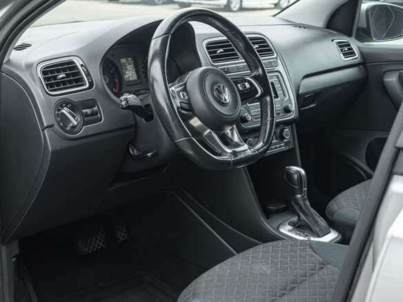 2020 Volkswagen Polo V Рестайлинг, серый - вид 20