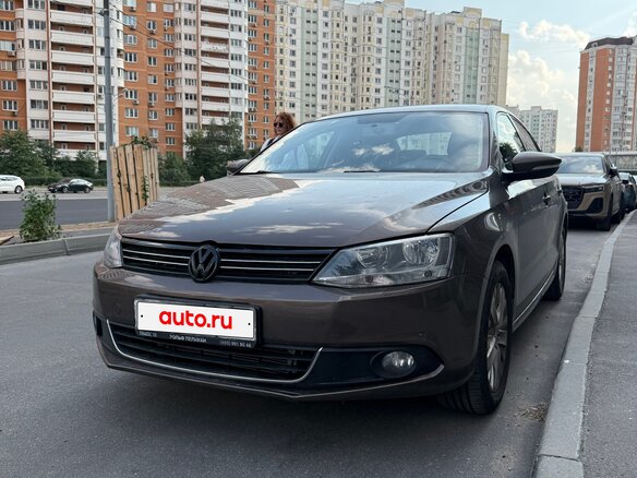 2013 Volkswagen Jetta VI, коричневый - вид 1