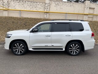 2018 Toyota Land Cruiser 200 Series Рестайлинг 2, белый, 6900000 рублей, вид 4