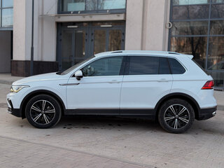 2021 Volkswagen Tiguan II Рестайлинг, белый, 3000000 рублей, вид 4