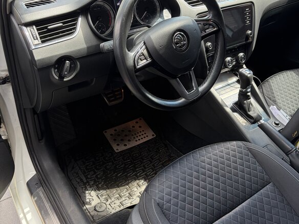 2017 Skoda Octavia III (A7) Рестайлинг, белый, 1000000 рублей - вид 6