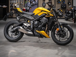 2026 Triumph Street Triple, жёлтый, 1980000 рублей, вид 3