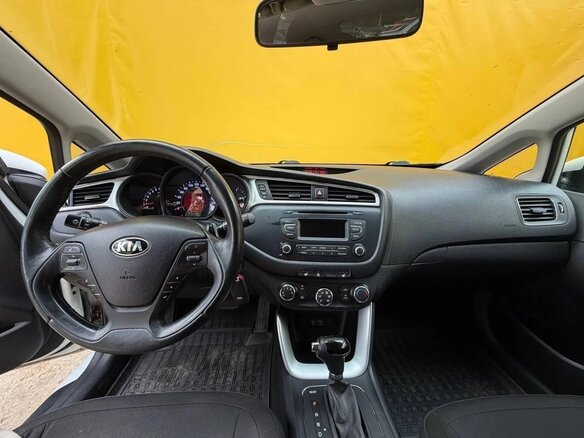 2017 Kia Ceed II Рестайлинг, белый, 1330000 рублей - вид 8