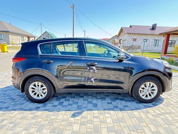 2020 Kia Sportage IV Рестайлинг, чёрный, 1750000 рублей - вид 3