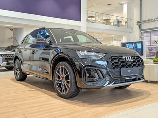 2025 Audi Q5 L 45 TFSI II (FY) Рестайлинг, чёрный, 5990000 рублей, вид 3