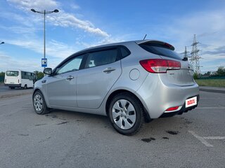 2016 Kia Rio III Рестайлинг, серебристый, 959999 рублей, вид 4