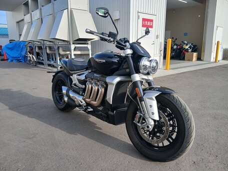 2021 Triumph Rocket 3, чёрный, 2127000 рублей, вид 4