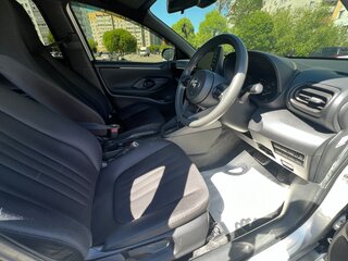 2021 Toyota Yaris IV, серебристый, 1290000 рублей, вид 5
