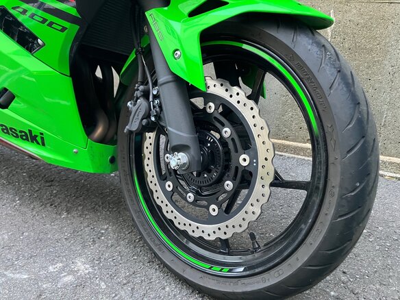 2025 Kawasaki Ninja 400, зелёный - вид 3