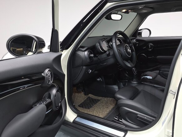 2022 Mini Hatch Cooper III (F55/F56) Рестайлинг 2, белый, 1810000 рублей - вид 6