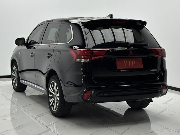 2022 Mitsubishi Outlander III Рестайлинг 3, чёрный, 1850000 рублей - вид 5