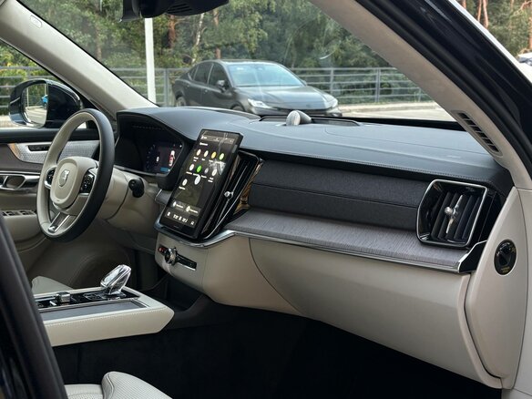 2026 Volvo XC90 B5 II Рестайлинг 2, чёрный, 11100000 рублей - вид 9
