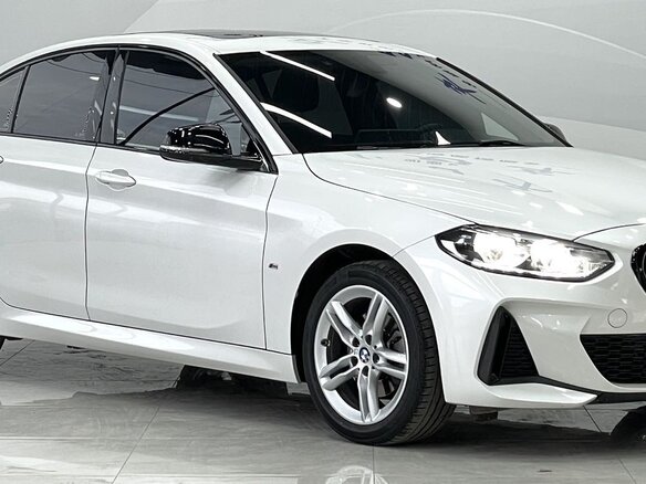 2023 BMW 1 серии 120i III (F52) Рестайлинг, белый, 1987630 рублей - вид 2