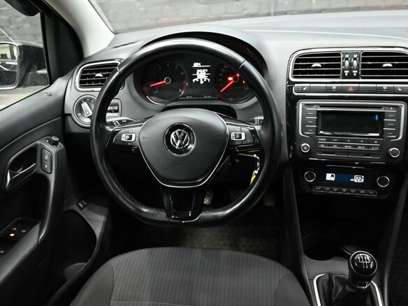2017 Volkswagen Polo V Рестайлинг, чёрный, 1070000 рублей - вид 11