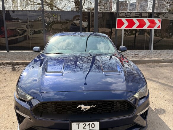 2018 Ford Mustang VI Рестайлинг, синий, 2790000 рублей - вид 1