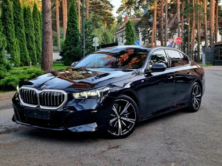 2025 BMW 5 серии 530i xDrive VIII (G60/G61/G68), чёрный, 8000000 рублей, вид 3