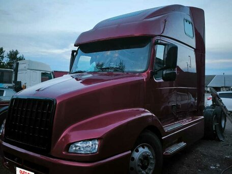 2002 Volvo VNL, красный, 2500000 рублей, вид 2