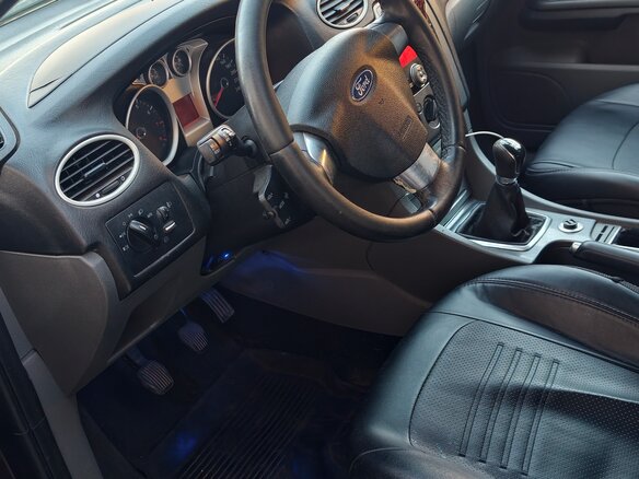 2010 Ford Focus II Рестайлинг, фиолетовый, 700000 рублей - вид 3