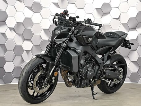 2024 Yamaha MT-09 (FZ-09), чёрный, 1075000 рублей, вид 2