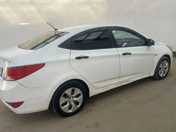 2015 Hyundai Solaris I Рестайлинг, белый, 620000 рублей - вид 5