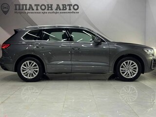 2025 Volkswagen Touareg III Рестайлинг, серый, 8199000 рублей, вид 4