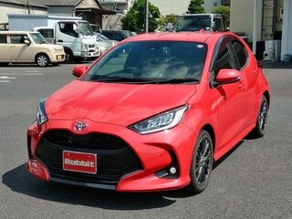 2022 Toyota Yaris IV, пурпурный, 1200000 рублей, вид 3
