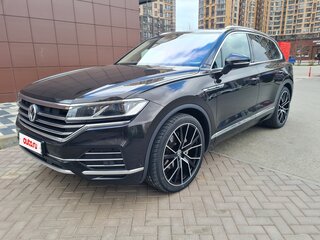 2018 Volkswagen Touareg III, коричневый, 4400000 рублей, вид 1
