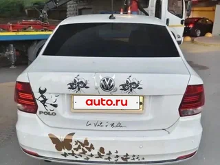 2017 Volkswagen Polo V Рестайлинг, белый, 982000 рублей, вид 4