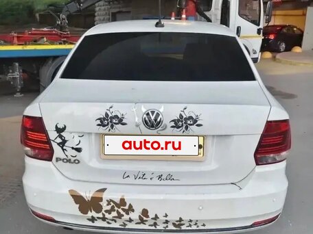 2017 Volkswagen Polo V Рестайлинг, белый, 982000 рублей, вид 4