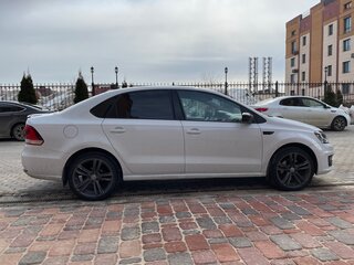 2018 Volkswagen Polo V Рестайлинг, белый, 950000 рублей, вид 3