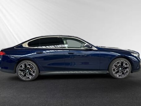 2025 BMW 5 серии 520d VIII (G60/G61/G68), синий, 6450000 рублей, вид 4