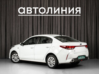 2020 Kia Rio IV Рестайлинг, белый, 980000 рублей, вид 5