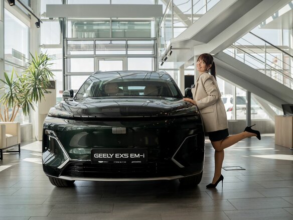 2026 Geely EX5 Гибрид EM-i, зелёный, 3969990 рублей - вид 2