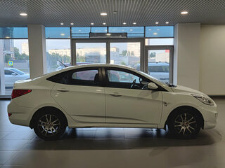 2013 Hyundai Solaris I, белый, 725000 рублей, вид 4